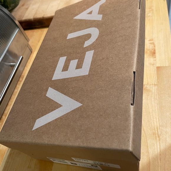 Brand New In Box Veja Aeromesh Rio Branco, Sz 41 - Picture 7 of 8